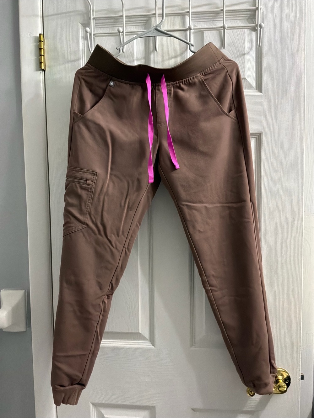 Figs Women's Jogger Scrub Set in Cocoa Brown - Picture 3 of 3